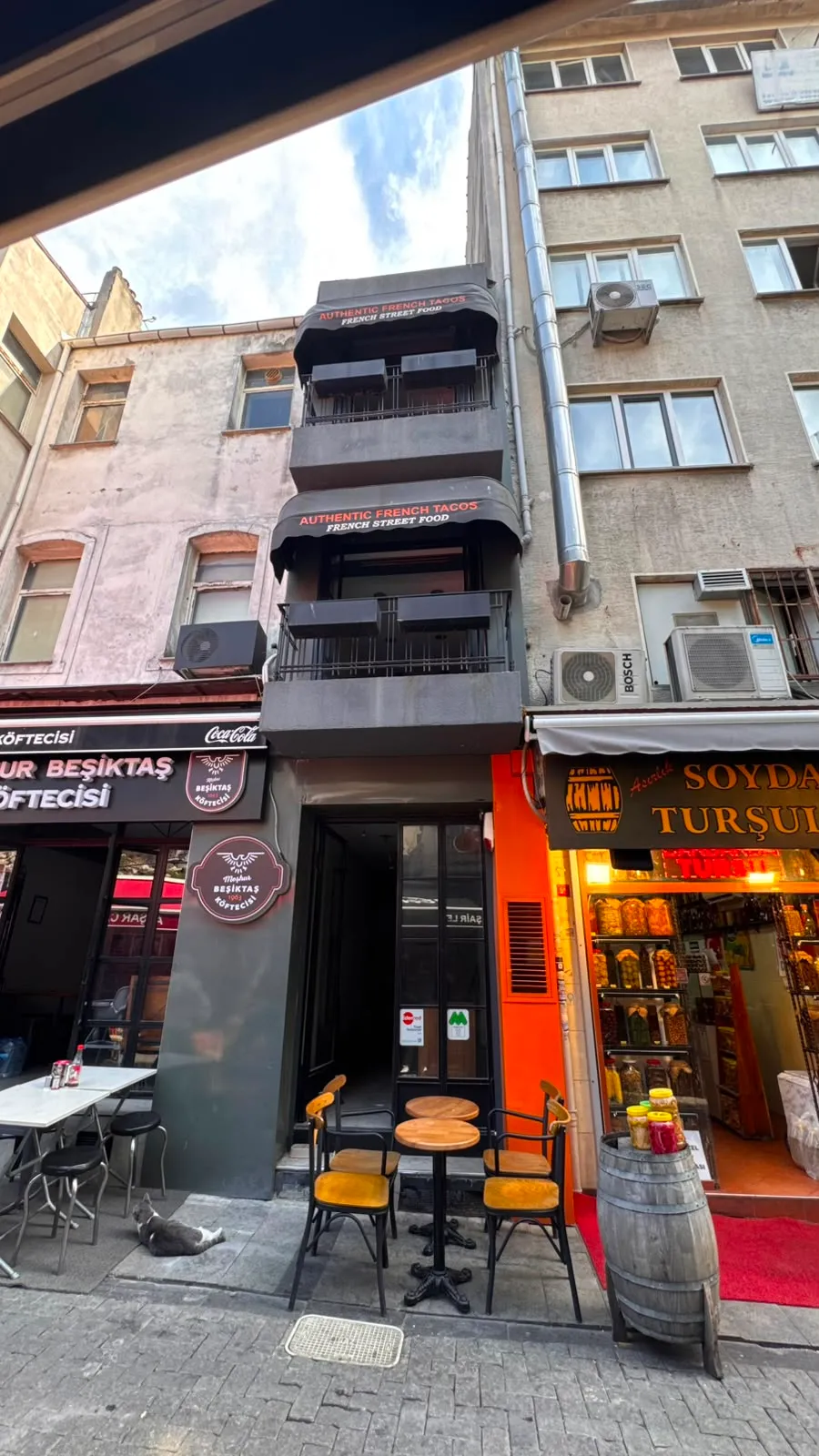 Beşiktaş Çarşısı’nda bitişik nizam yapılar arasında yer alan, zemin girişli ve balkonlu ticari binanın ön cepheden görünümü.